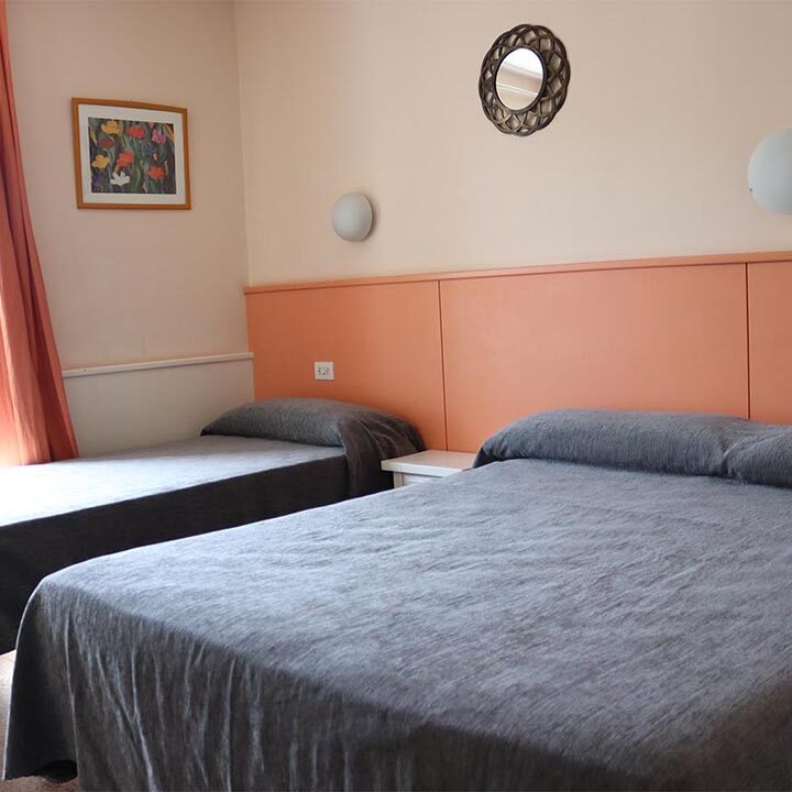 Foto de Hostal Empordà y Restaurante La Terraza en Castelló d'Empúries - Imagen 1