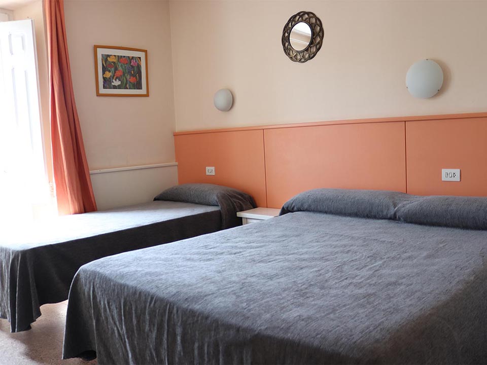 Visitar Hostal Empordà y Restaurante La Terraza - Hotel de 3 estrellas en Castelló d'Empúries Hostal Empordà y Restaurante La Terraza - Hotel de 3 estrellas en Castelló d'Empúries en Castelló d'Empúries