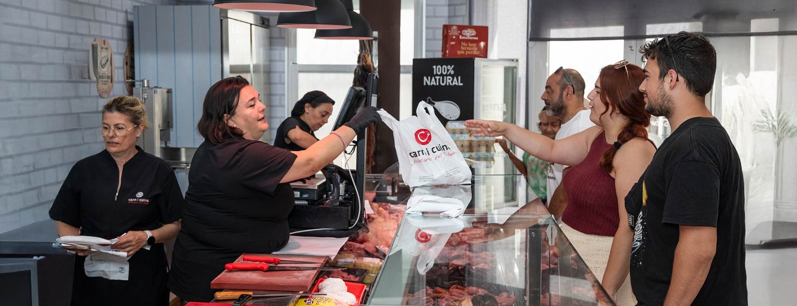 Fotos de Despachando En Carniceria Carnicuina Carne Y Preparados Pedralba Casinos Carn I Cuina - Imagen 2