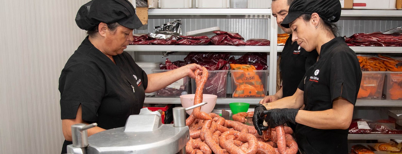 Fotos de Preparando Chorizos Carnicuina Carne Y Preparados Pedralba Casinos Carn I Cuina - Imagen 4