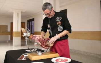 Cortador de Jamón Iván Martínez - Tienda de jamones en Zaragoza Cortador de Jamón Iván Martínez - Tienda de jamones en Zaragoza