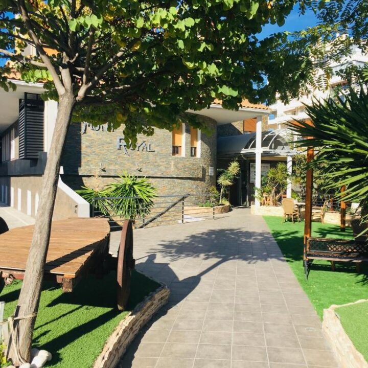 Foto de HOSTAL MONT ROYAL en Cabo de la Huerta - Imagen 1